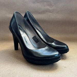 Tsubo Black Leather Platform 4.5” Heels. Size 9
